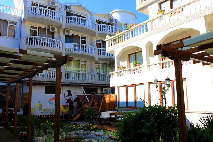 Imagen general del Hotel HOTEL Yanis. Foto 3