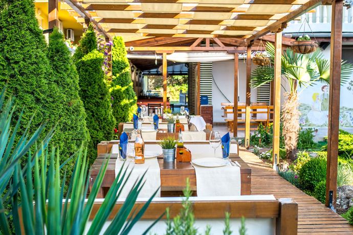 Imagen del bar/restaurante del Hotel HOTEL Yanis. Foto 10