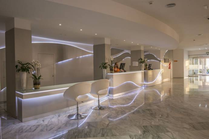 Imagen del bar/restaurante del Hotel HOVIMA Costa Adeje. Foto 3