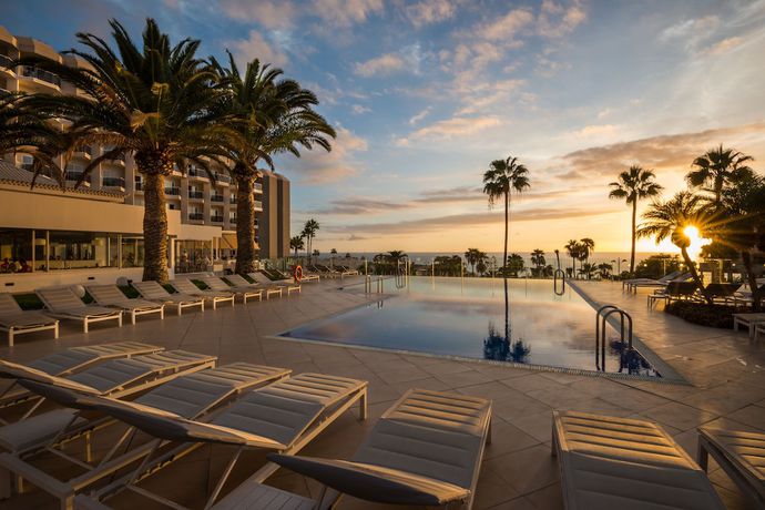 Imagen de la piscina del Hotel HOVIMA Costa Adeje. Foto 19