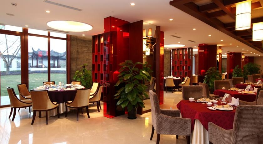 Imagen del bar/restaurante del Hotel HOWARD JOHNSON JINGSI GARDEN. Foto 2