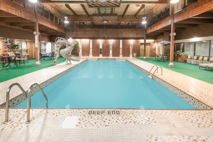 Imagen de la piscina del Hotel HOWARD JOHNSON - KITCHENER CONESTOGA. Foto 15