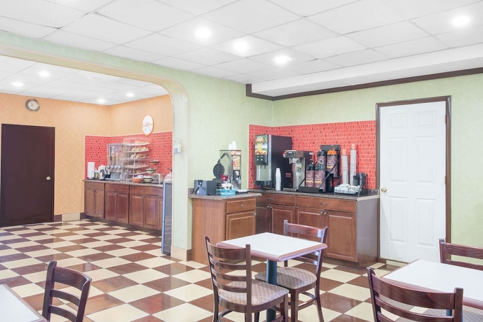 Imagen del bar/restaurante del Hotel HOWARD JOHNSON NORTH BERGEN. Foto 2