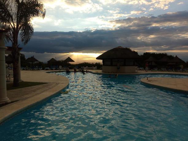 Imagen de la piscina del Hotel HOWARD JOHNSON RESORT - SPA -. Foto 8