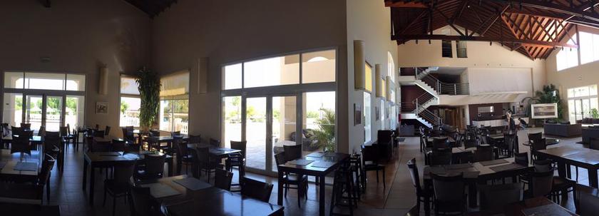 Imagen del bar/restaurante del Hotel HOWARD JOHNSON RESORT - SPA -. Foto 2