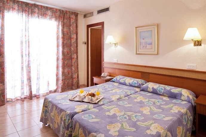 Imagen de la habitación del Hotel HTOP Alexis. Foto 4