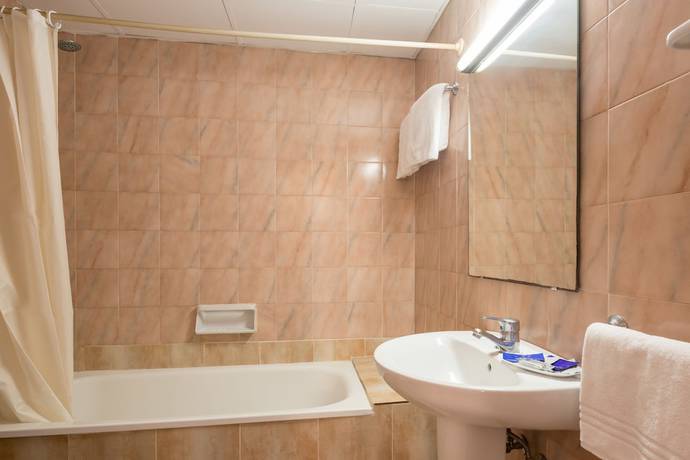 Imagen de la habitación del Hotel HTOP Alexis. Foto 7