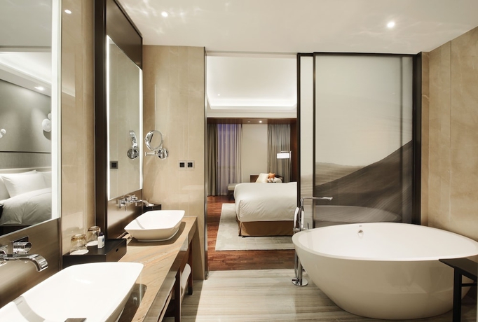 Imagen de la habitación del Hotel HUALUXE Wuxi Taihu. Foto 8