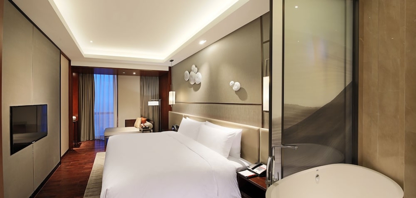Imagen de la habitación del Hotel HUALUXE Wuxi Taihu. Foto 16