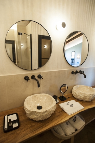 Imagen de la habitación del Hotel H&aacute;bitat Cigue&ntilde;a Negra. Foto 10