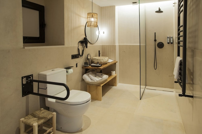 Imagen de la habitación del Hotel H&aacute;bitat Cigue&ntilde;a Negra. Foto 12