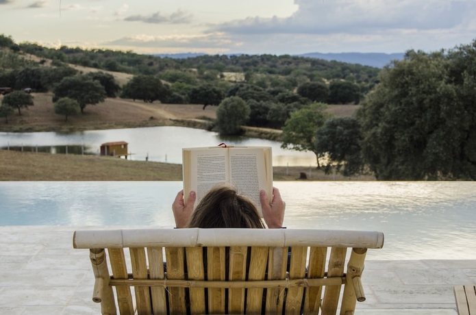 Imagen de la piscina del Hotel H&aacute;bitat Cigue&ntilde;a Negra. Foto 17