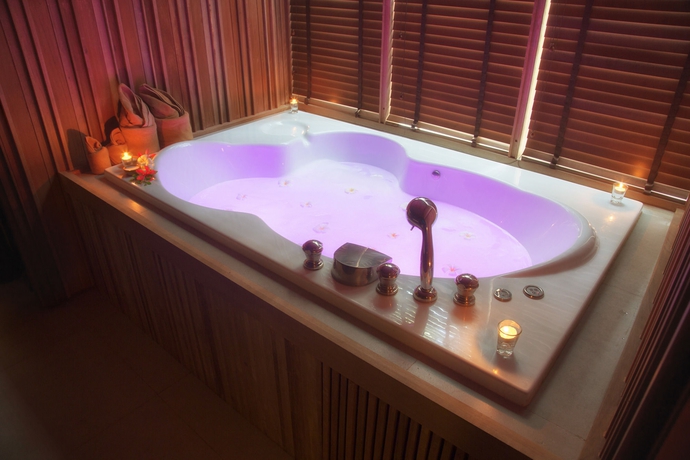 Imagen de la piscina del Hotel Haadtien Beach Resort. Foto 15