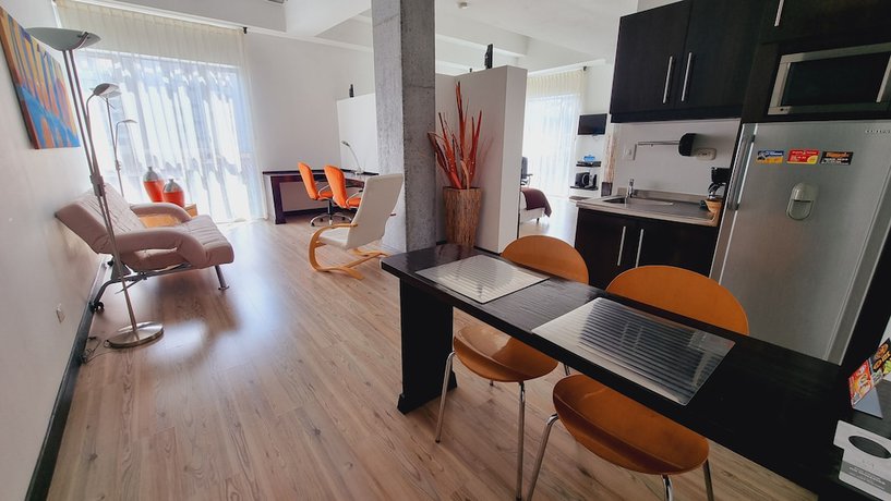 Imagen de la habitación del Hotel Habitat Suites. Foto 6