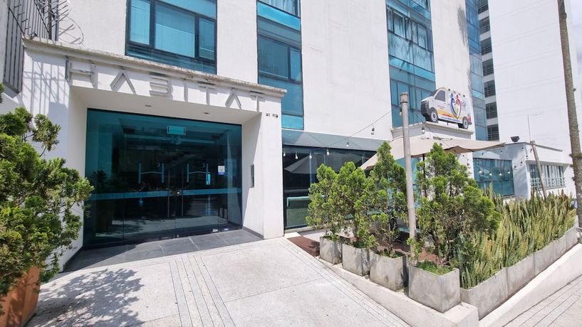 Imagen de la habitación del Hotel Habitat Suites. Foto 13