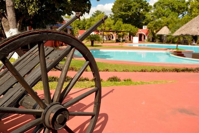 Imagen de la piscina del Hotel Hacienda Inn Aeropuerto. Foto 9