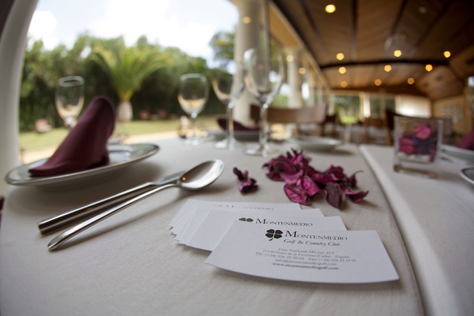 Imagen del bar/restaurante del Hotel Hacienda Montenmedio. Foto 3