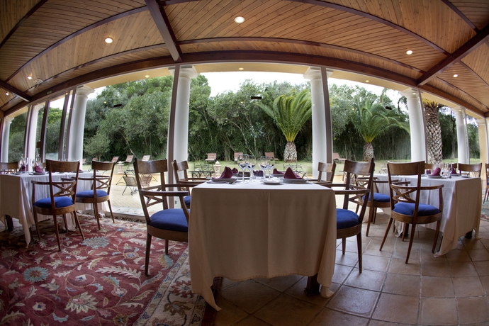 Imagen del bar/restaurante del Hotel Hacienda Montenmedio. Foto 4