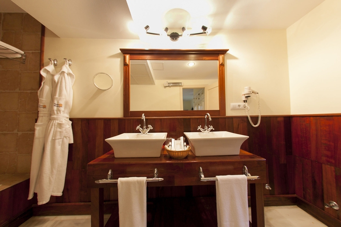 Imagen de la habitación del Hotel Hacienda Montenmedio. Foto 11