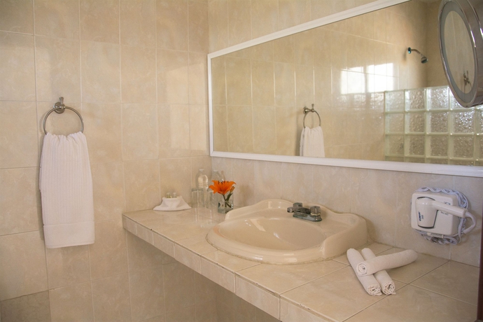 Imagen de la habitación del Hotel Hacienda Morelos Beach Front. Foto 3