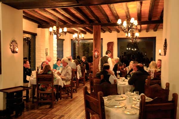 Imagen del bar/restaurante del Hotel Hacienda Pinsaqui. Foto 2