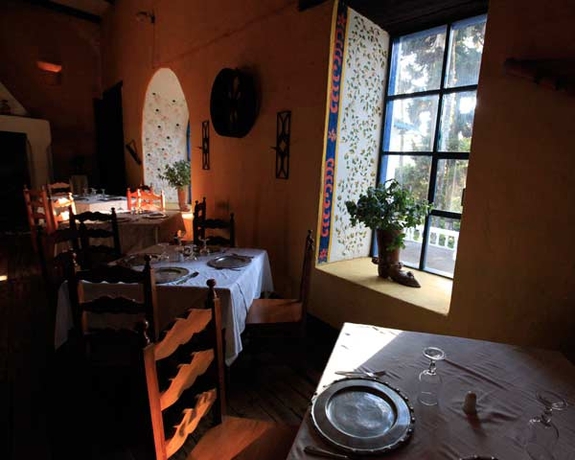 Imagen del bar/restaurante del Hotel Hacienda Pinsaqui. Foto 3