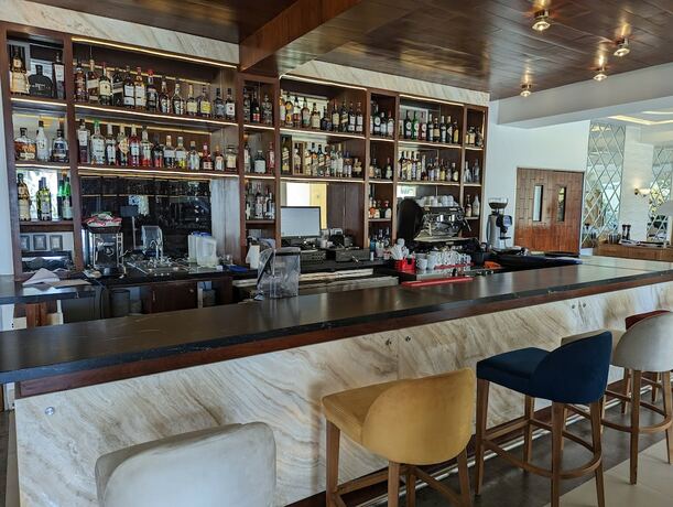 Imagen del bar/restaurante del Hotel Hacienda Samana Bay And Residence. Foto 16