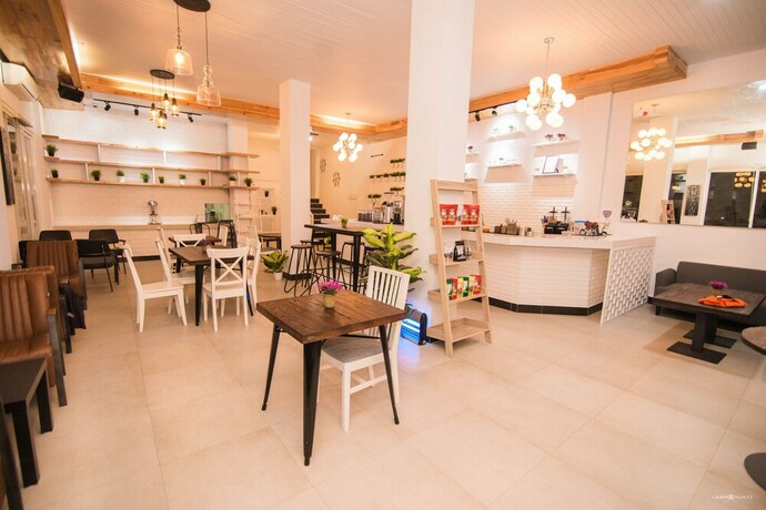 Imagen del bar/restaurante del Hotel Hadrah. Foto 18
