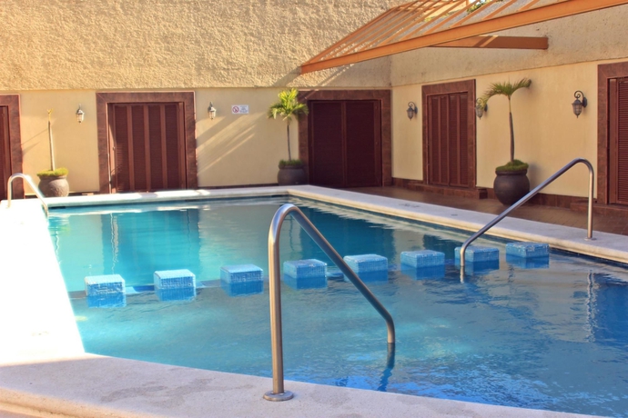 Imagen de la piscina del Hotel Hafersons Inn and Suites. Foto 13