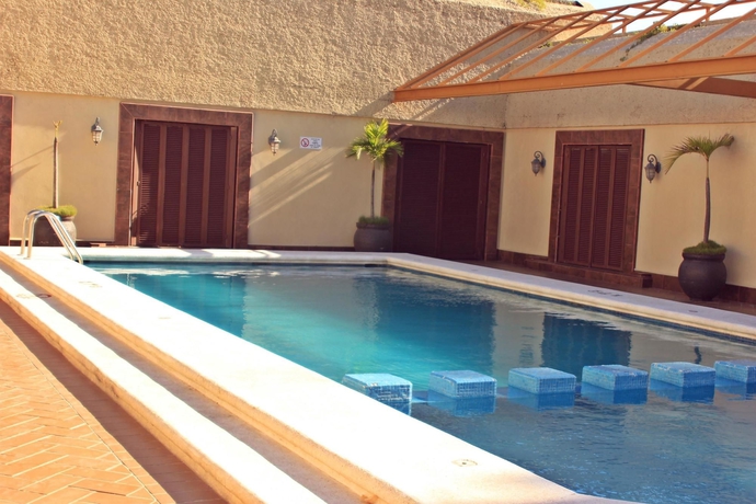 Imagen de la piscina del Hotel Hafersons Inn and Suites. Foto 14
