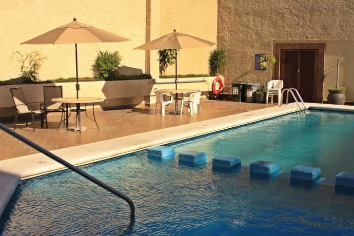 Imagen de la piscina del Hotel Hafersons Inn and Suites. Foto 15