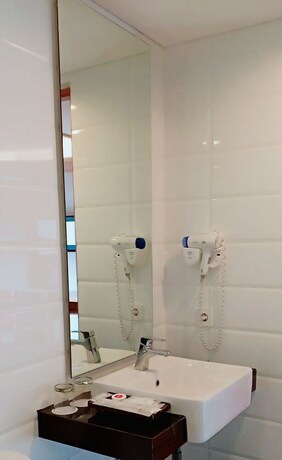 Imagen de la habitación del Hotel Ha-ka Semarang Managed By Parador. Foto 28