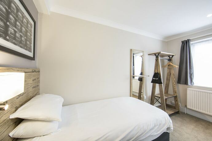 Imagen de la habitación del Hotel Half Moon, Sherborne by Marston\'s Inns. Foto 17