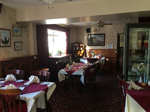 Imagen del bar/restaurante del Hotel Half Moon and Restaurant. Foto 2