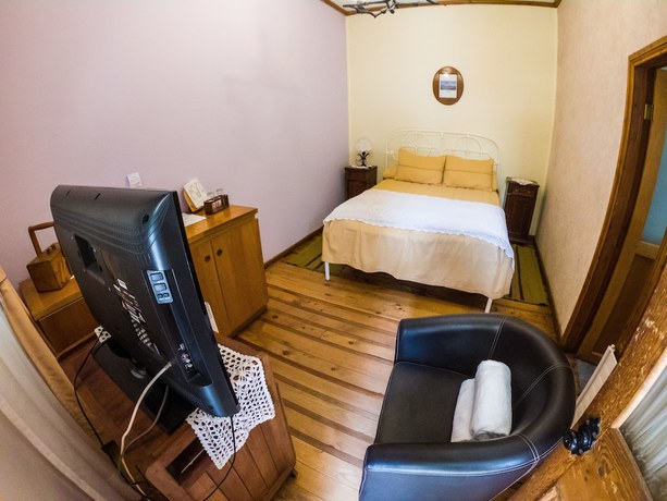 Imagen de la habitación del Hotel Halley. Foto 7