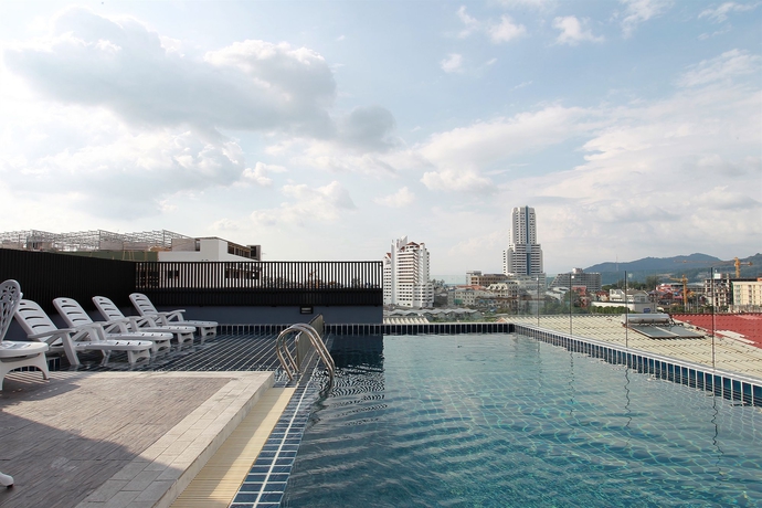 Imagen de la piscina del Hotel Hallo Patong - Rooftop Pool - Stunning Mountain Views and OTOP Market. Foto 16