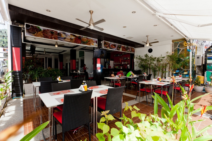 Imagen del bar/restaurante del Hotel Hallo Patong - Rooftop Pool - Stunning Mountain Views and OTOP Market. Foto 4