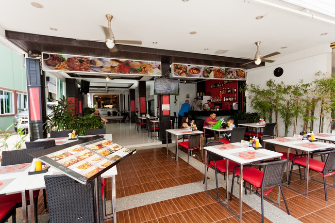 Imagen del bar/restaurante del Hotel Hallo Patong - Rooftop Pool - Stunning Mountain Views and OTOP Market. Foto 5