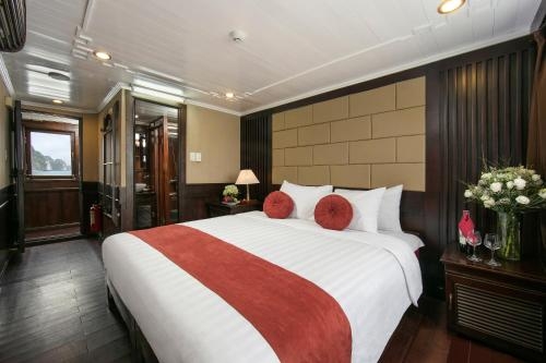 Imagen de la habitación del Hotel Halong Majestic Legend Cruise. Foto 6