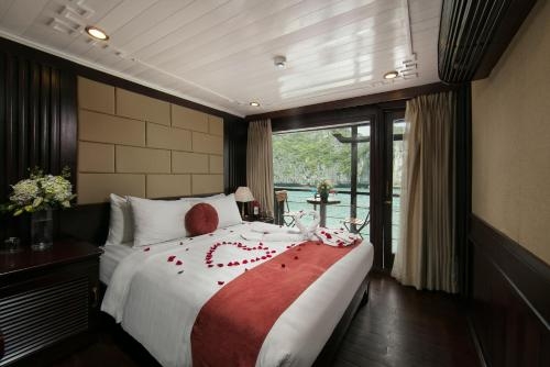 Imagen de la habitación del Hotel Halong Majestic Legend Cruise. Foto 10