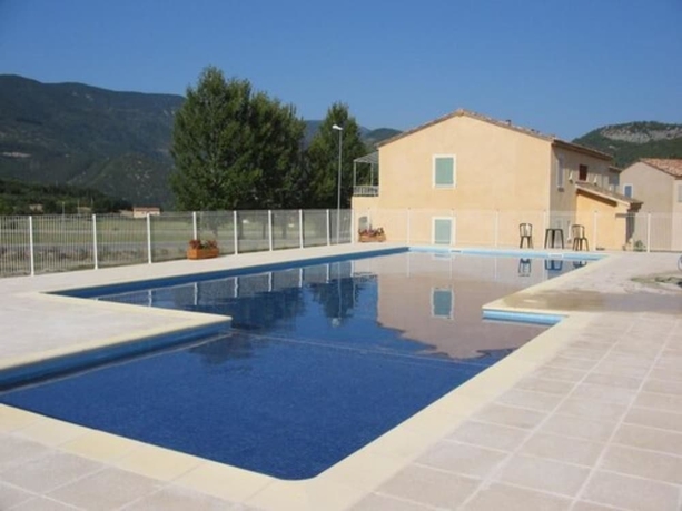 Imagen de la piscina del Hotel Hameau des Sources. Foto 16