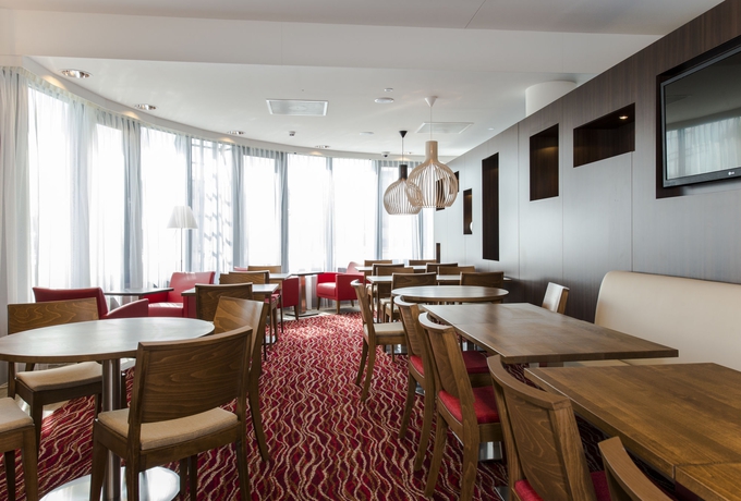 Imagen del bar/restaurante del Hotel Hampton By Hilton Amsterdam Airport Schiphol. Foto 2