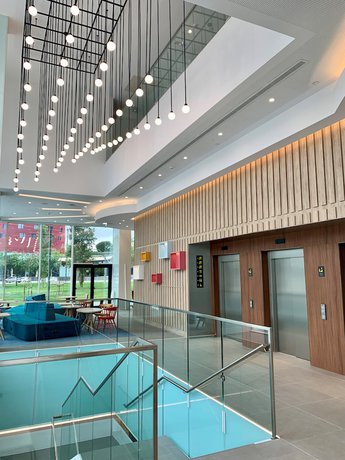 Imagen de los interiores del Hotel Hampton By Hilton Barcelona Fira Gran Via. Foto 20