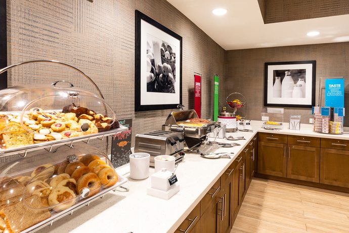 Imagen del bar/restaurante del Hotel Hampton By Hilton Bariloche. Foto 8