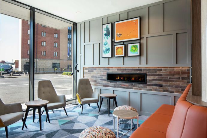 Imagen de los interiores del Hotel Hampton By Hilton Belfast City Centre. Foto 12