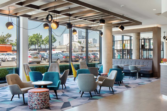Imagen de los interiores del Hotel Hampton By Hilton Belfast City Centre. Foto 14