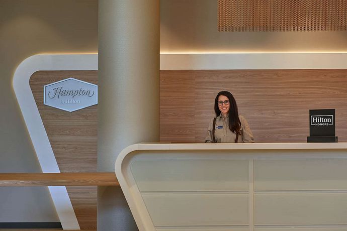 Imagen de los interiores del Hotel Hampton By Hilton Berlin City Centre Alexanderplatz. Foto 18