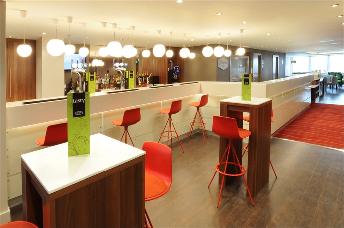 Imagen del bar/restaurante del Hotel Hampton By Hilton Birmingham Broad Street. Foto 2
