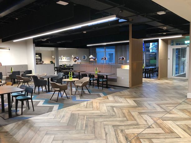 Imagen de los interiores del Hotel Hampton By Hilton Bristol Airport. Foto 20