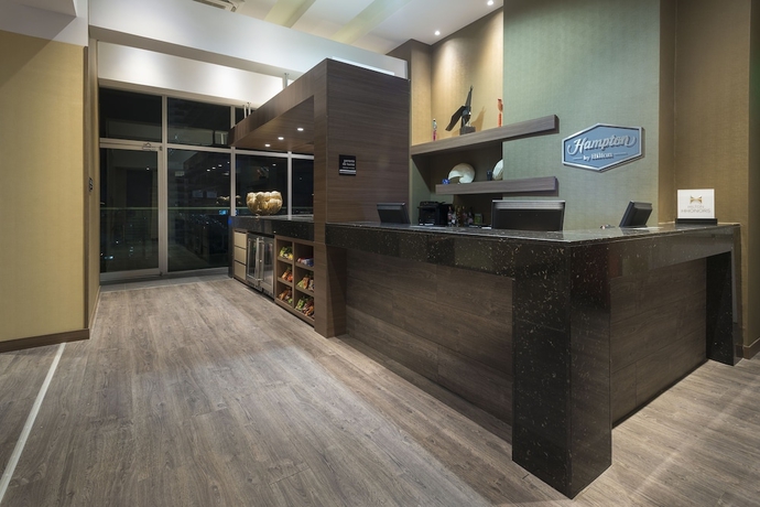 Imagen de los interiores del Hotel Hampton By Hilton Cartagena. Foto 18